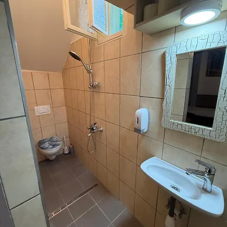 Céh-vár-lak Apartamento